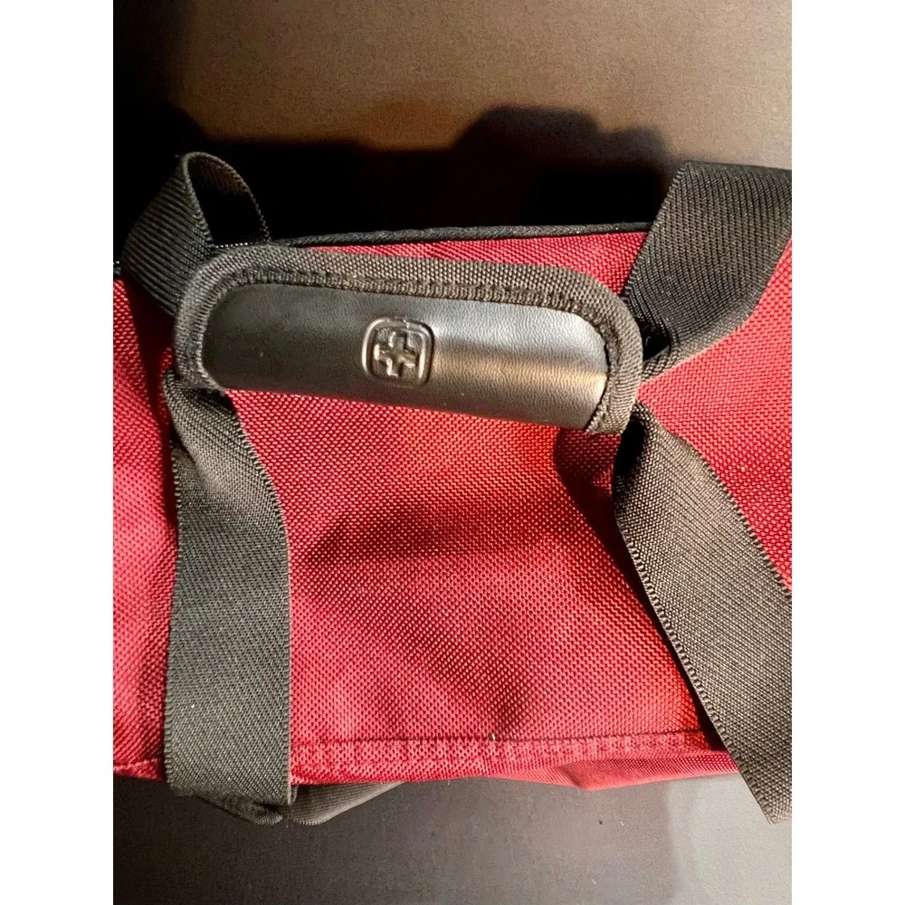 SwissGear Medium Duffle‎ Travel Bag Red Excellent Ballistic Nylon Utility